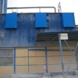 Podstřešní odtahové ventilátory osazené tlumiči hluku v papírenském průmyslu
